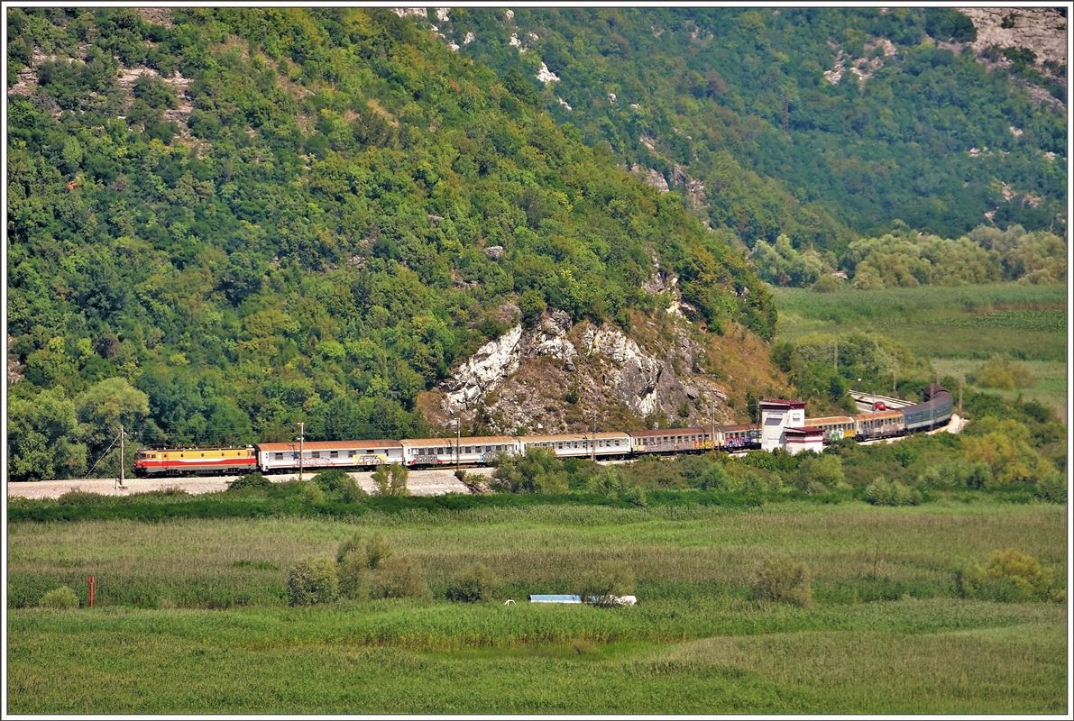 Verspäteter Nachtzug 1137 mit einer Lok BR461 bei Virpazar am Skutariesee. (03.08.2016)