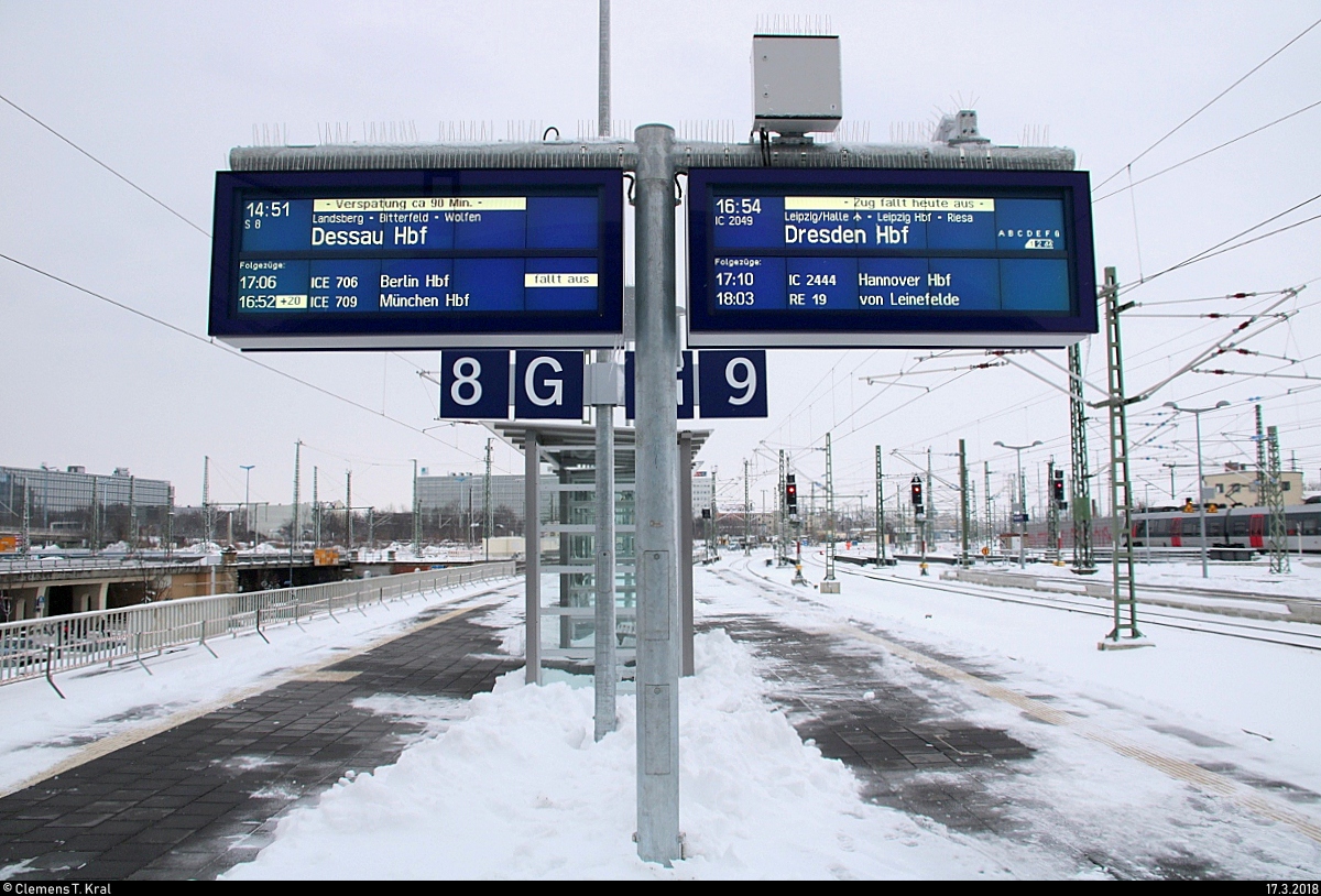 Verspätungen oder Ausfälle - so lautet die Prognose für jenen Samstagnachmittag in Halle(Saale)Hbf, sichtbar an den Zugzielanzeigern auf Bahnsteig 8/9. Durch den Wintereinbruch kam es zu massiven Einschränkungen im Bahnverkehr in Mitteldeutschland. [17.3.2018 | 16:54 Uhr]