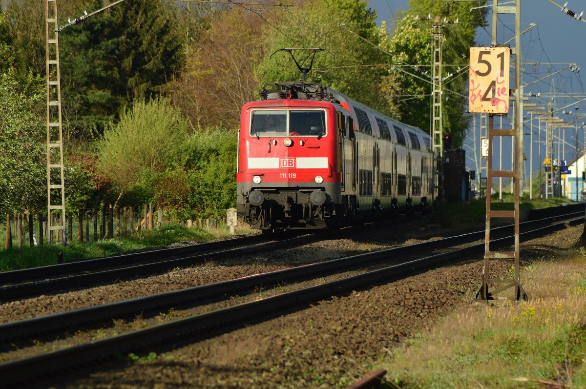 Verstärkerzug auf der RE4 gezogen von der 111 119 bei der Durchfahrt in Herrath.
14.4.2014