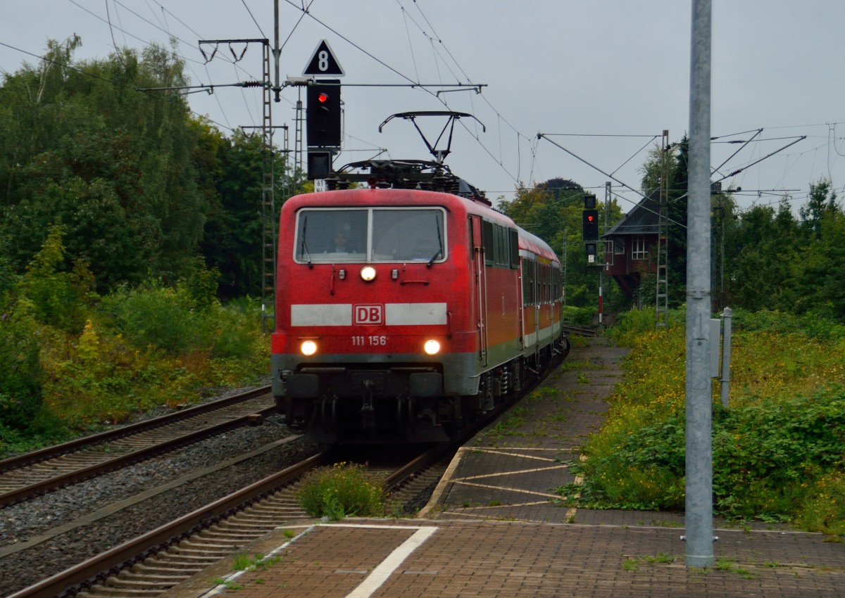 Verstärkerzug nach Aachen von der 111 156 gezogen, hier bei der Einfahrt in den Rheydter Hbf. 28.8.2014