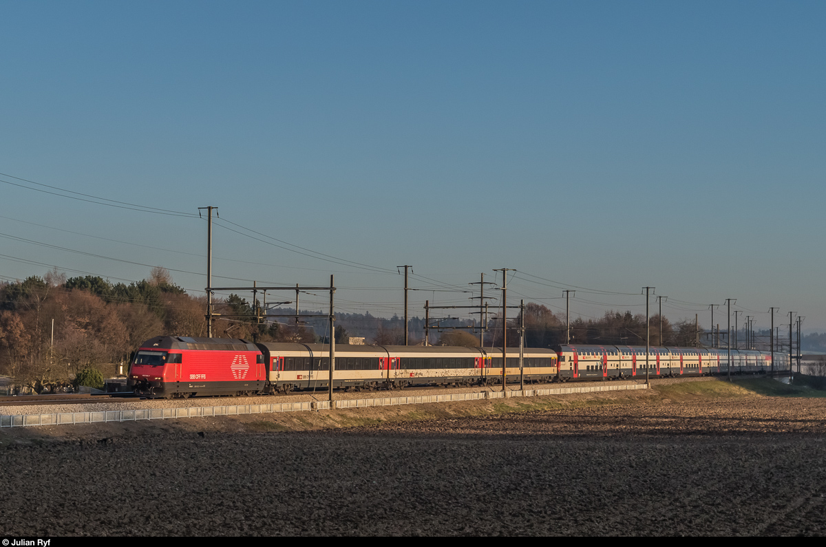 Verstärkter IC Romanshorn - Brig am 6. Dezember 2016 bei Bassersdorf.
