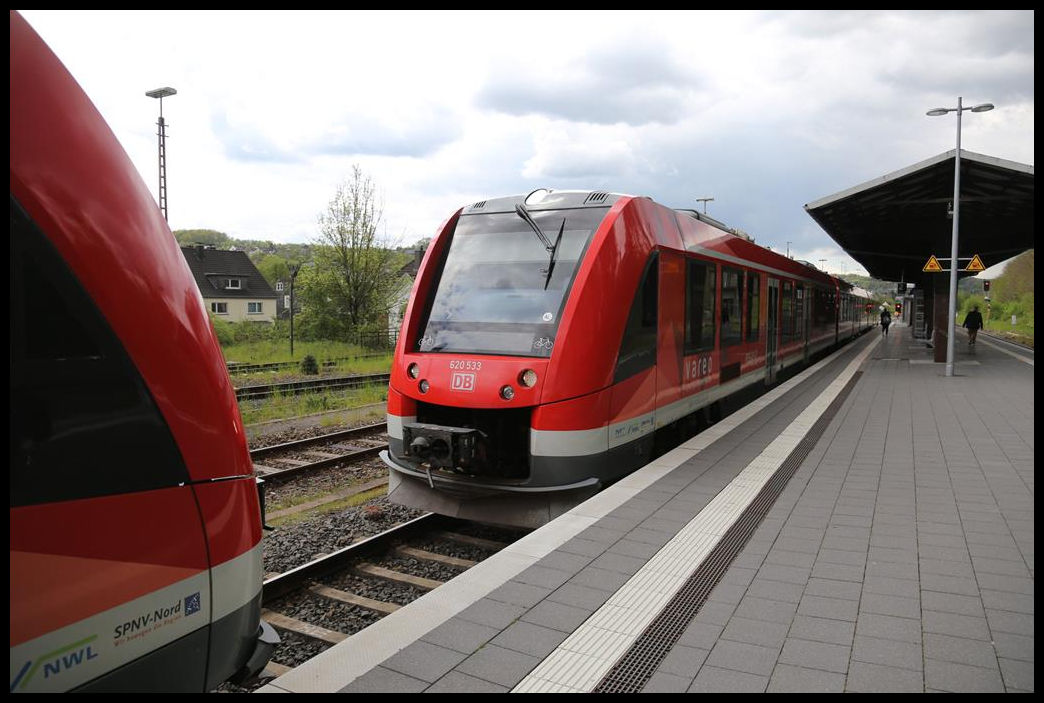 Verstärkung für die Regionalbahn nach Gummersbach kommt hier am 14.5.2021 um 14.05 Uhr im Bahnhof Dieringhausen in Form des 620533 heran gefahren und dockt wenig später an. 