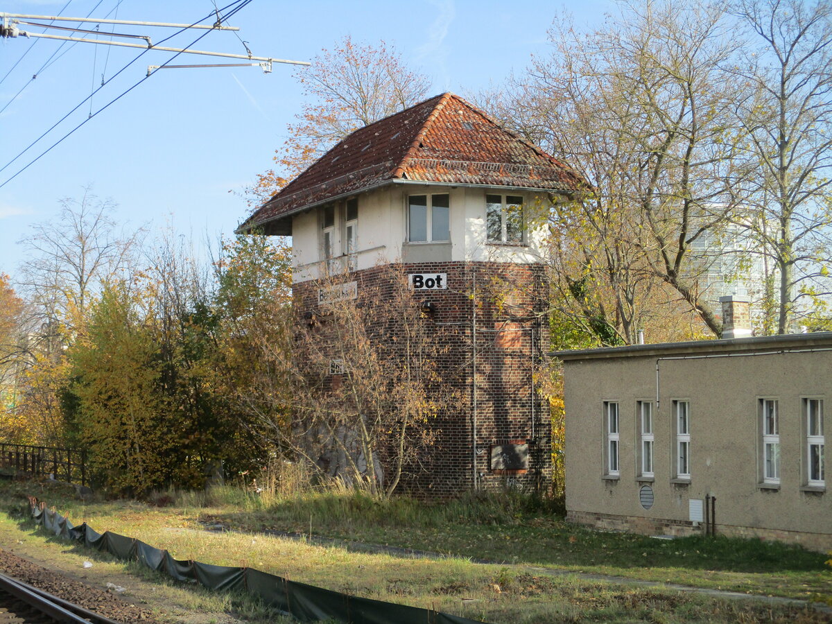 Versteckt das ehemalige Stellwerk Bot in Bernau am 26.Juni 2021.