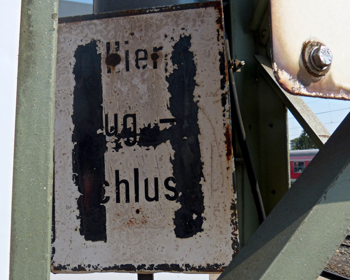 Versteckt in einem Gittermasten am Bahnsteig von Crailsheim fand ich dieses schon leicht museal wirkende Schild. 09.08.2015