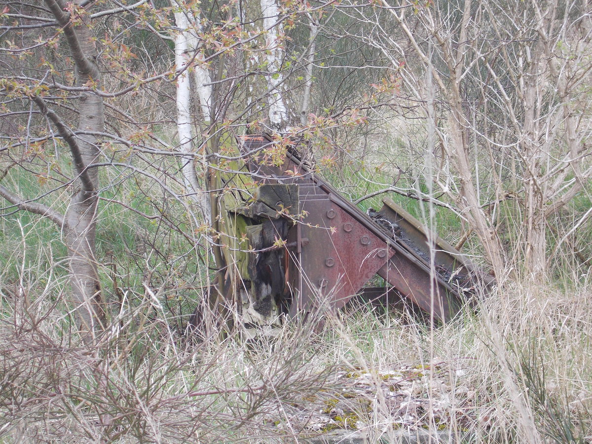 Versteckt hinter Gestrüpp ein bereits verfallender Prellbock in Bergen/Rügen.Aufnahme vom 16.April 2017.