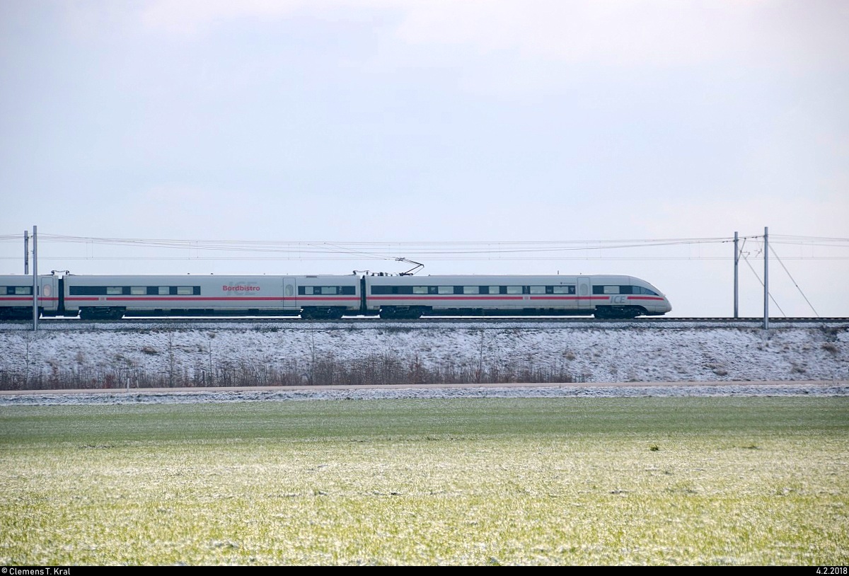 Versteckt im Schatten...
Eine BR 411 und 415 521 (Tz 1121  Gotha ) als ICE 1650 (Linie 50) von Dresden Hbf nach Wiesbaden Hbf fahren bei Benndorf auf der Neubaustrecke Erfurt–Leipzig/Halle (KBS 580). [4.2.2018 | 11:46 Uhr]