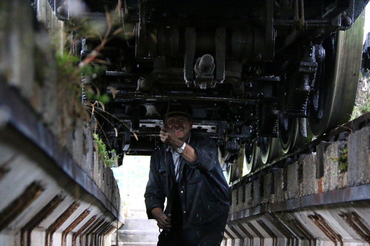 Versteckt unter Tonnen von Stahl tut Rudi seine Arbeit. Auschlacken von 25.026 nach getaner Arbeit am 25.September 2015.