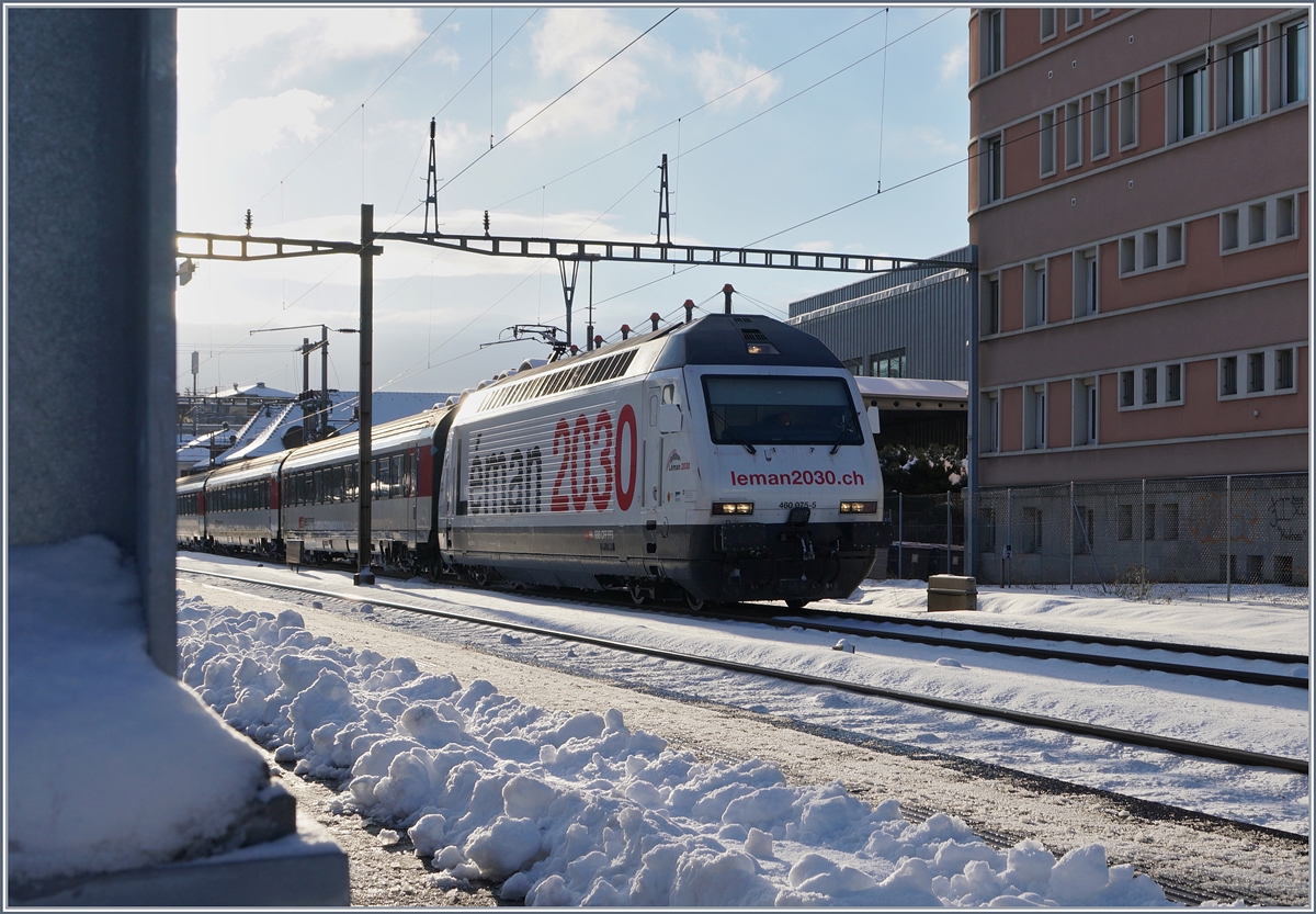Versteckt vor dem Gegenlicht lauerte ich hinter einem Fahrleitungsmast meinem Motiv auf: Der SBB Re 460 075-5 in der Léman 2030 Lackierung.
Vevey, den 15. Jan. 2017