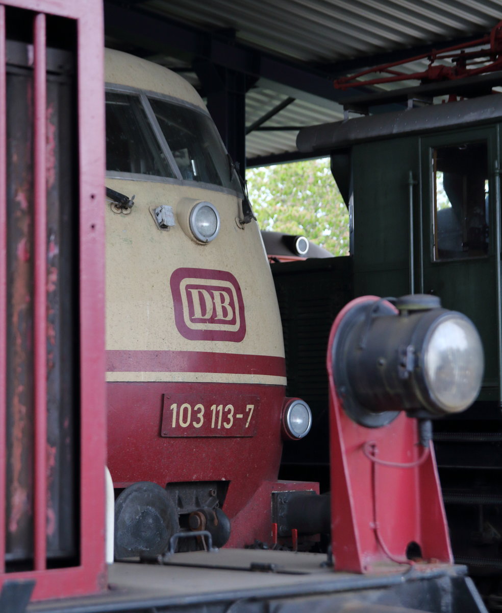 Versteckt.
In der hintersten Halle des DB-Museums hat 103 113-7 ihre neue Heimat gefunden. Hier wartet sie auf ihren ersten Einsatz vor einem Sonderzug, der hoffentlich bald kommt...

DB-Museum Koblenz, 15. April 2017