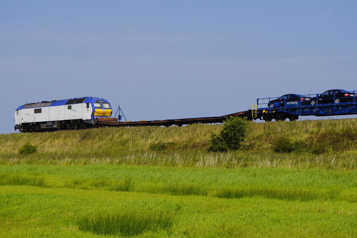 Versuch einer etwas anderen Perspektive auf 251 011 und die ersten beiden Wagen ihres RDC-Autozug Sylt. Keitum, 29.8.17.