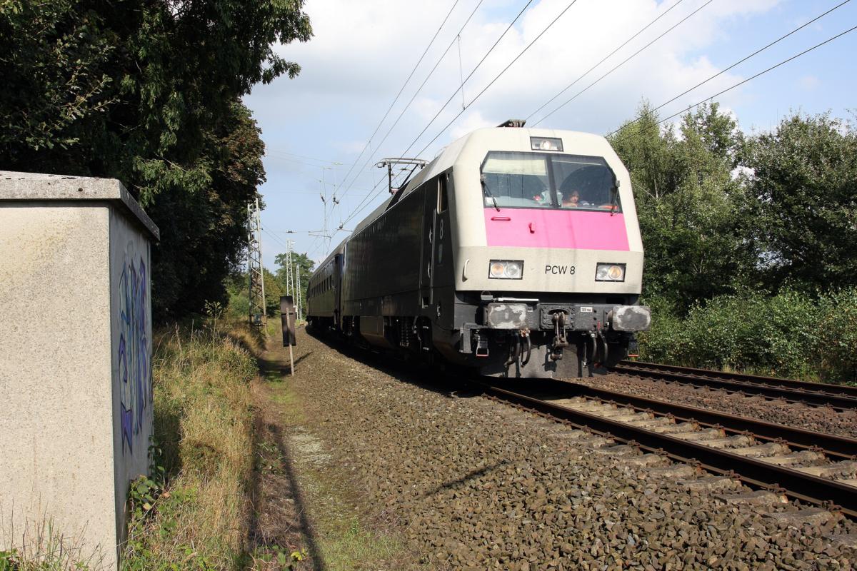 Versuchsträger Lok 127001, hier bezeichnet als PCW 8, kam am 7.9.2014 mit dem Rheingold Sonderzug nach Köln auf der Rollbahn durch Hasbergen.