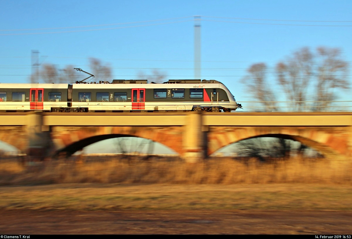 Versuchter Mitzieher eines 9442 (Bombardier Talent 2) von Abellio Rail Mitteldeutschland als RE 74713 (RE9) von Kassel-Wilhelmshöhe nach Halle(Saale)Hbf Gl. 13a, der die Saaleaue bei Angersdorf auf der Bahnstrecke Halle–Hann. Münden (KBS 590) überquert.
[14.2.2019 | 16:53 Uhr]