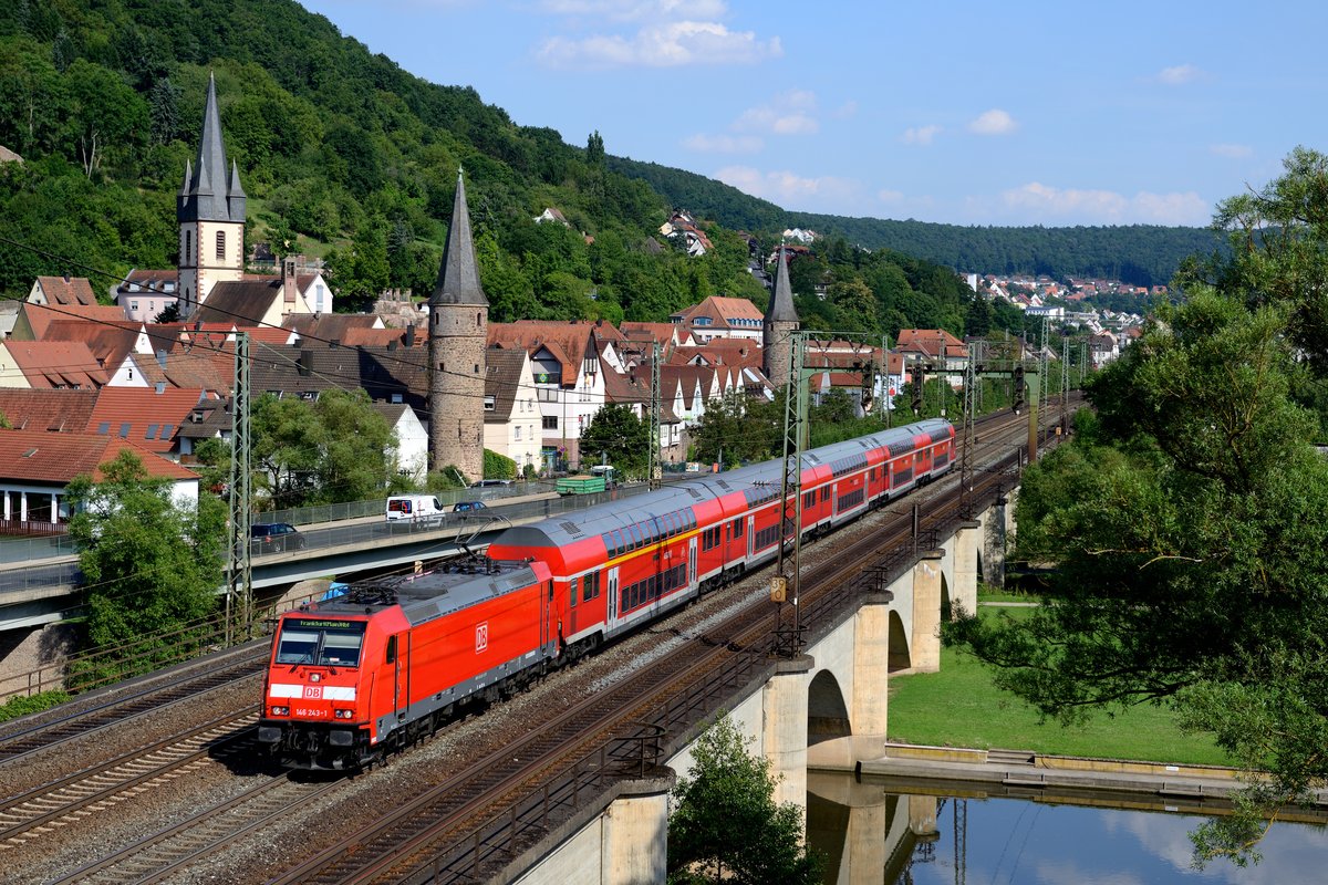  Vertraxxtes  Maintal. Fest in der Hand der Maschinen aus dem Hause Bombardier ist die KBS 800 - auch im Personenverkehr: RE 4618 von Würzburg nach Frankfurt HBF wurde am 18. Juli 2014 von 146 243 gezogen, hier aufgenommen vor der Bilderbuchkulisse von Gemünden am Main.