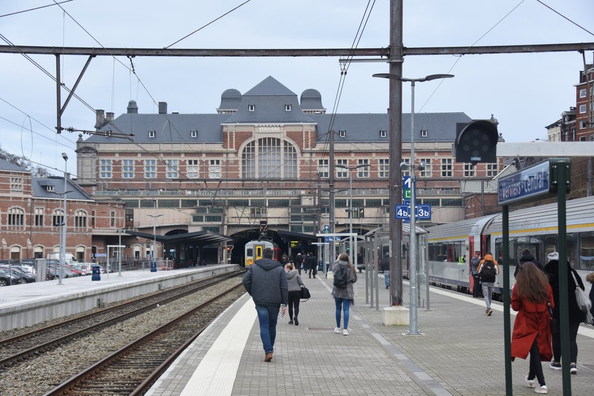 VERVIERS (Wallonie/Provinz Liège), 11.01.2018, Blick vom Bahnsteig auf das Bahnhofsgebäude des Bahnhofs Verviers Central