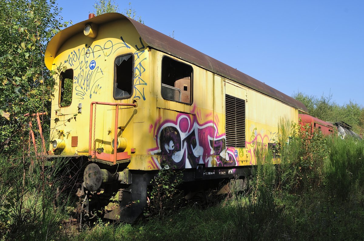 Verweister und runter gekommener Generatorwagen der SNCB (GM1 - 973302 - 83654 - 7) Am ehemaligen Bahnhof Raeren (B)der Vennbahn am 3.10.2014 & stillgelegter Instandsetzung