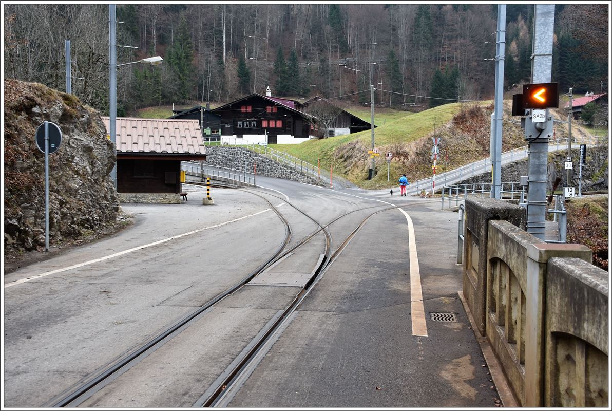 Verzweigung in Les Planches nach Les Diablerets (links) und nach Aigle (rechts). (28.11.2016)