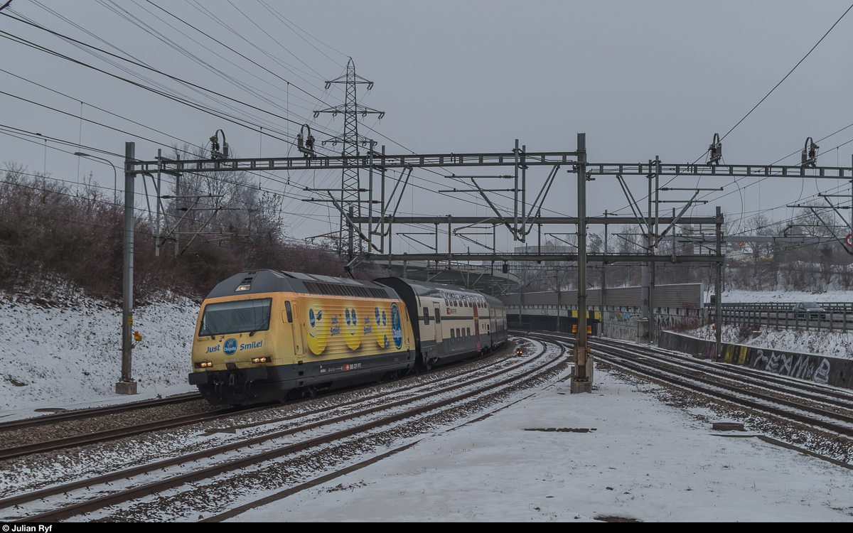 Verzweigung Löchligut. Re 460 029 hat am 21. Januar 2017 mit ihrem IC vor kurzem den Grauholztunnel und damit die Neubaustrecke verlassen und erreicht in wenigen Minuten den Bahnhof Bern. Nach rechts zweigt die Verbindungskurve in's Aaretal ab, welche fast ausschliesslich dem Güterverkehr dient. Für einen Situationsüberblick verweise ich auf die Geoposition.<br>
In der Semaphor-Ausgabe Winter 2016 findet sich auf der Rückseite ein Bild derselben Stelle aus dem Dezember 1967 - die Veränderungen sind riesig!
Das Bild kann im Auszug hier angesehen werden (letzte Seite): 
<a href= http://www.semaphor.ch/produkt/semaphor-nr-51-winter-2016/ >http://www.semaphor.ch/produkt/semaphor-nr-51-winter-2016/</a>