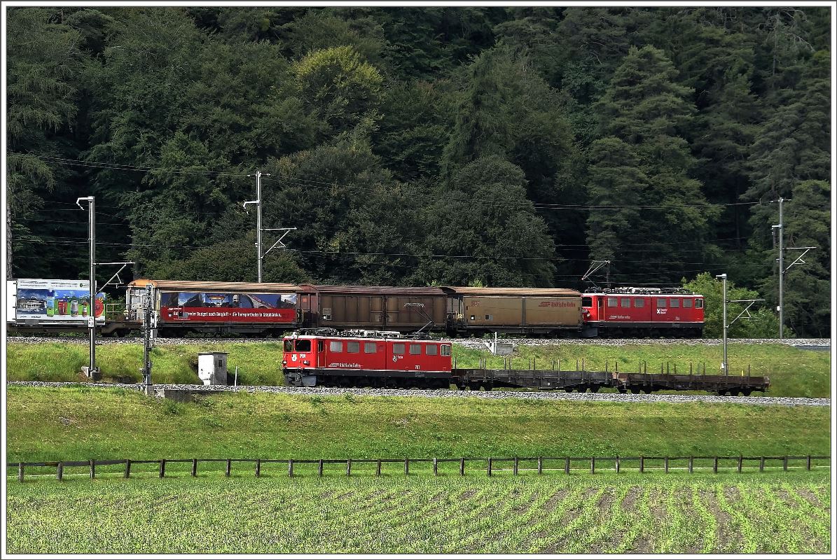 Verzweigung Oberland und Albula bei Reichenau-Tamins mit Ge 6/6 II 706  Disentis/Mustér  und 701  Raetia . (17.06.2016)