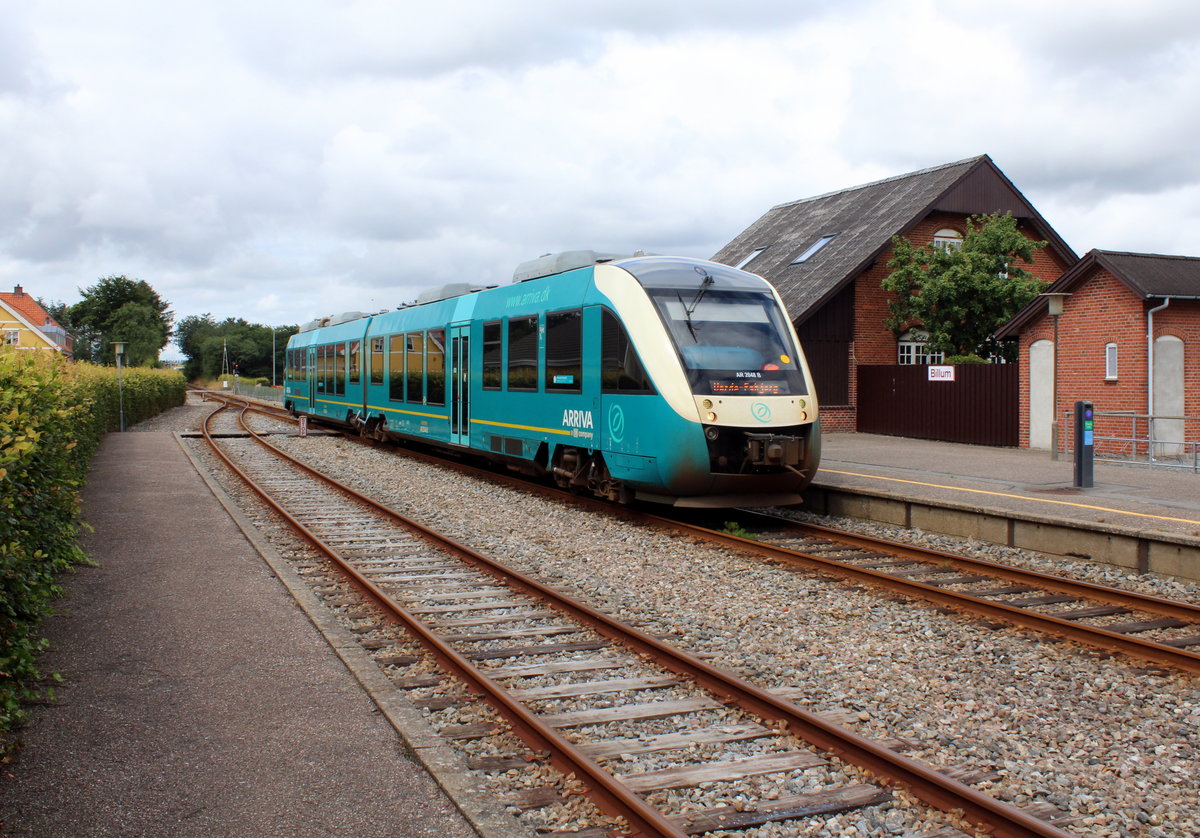 Vestbanen (Varde - Nørre Nebel - Jernbane): Der Arriva LINT 41 AR 2048 hält im heutigen Haltepunkt Billum. Der Zug fährt nach Esbjerg über Varde. Aufnahmedatum: 8. Juli 2020.