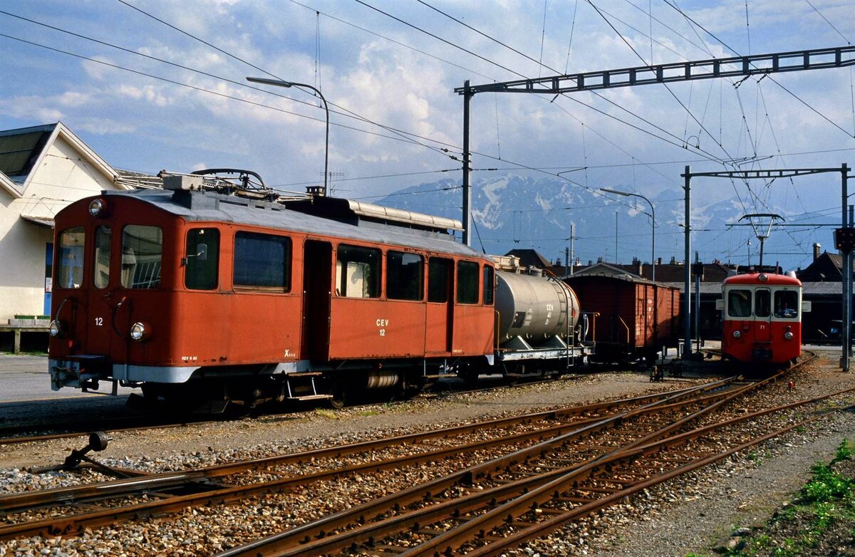 Vevey: BDeh 2/4 71 der Chemins de fer electriques Veveysans (CEV) fährt an Wagen 12 vorbei  (18.05.1986)