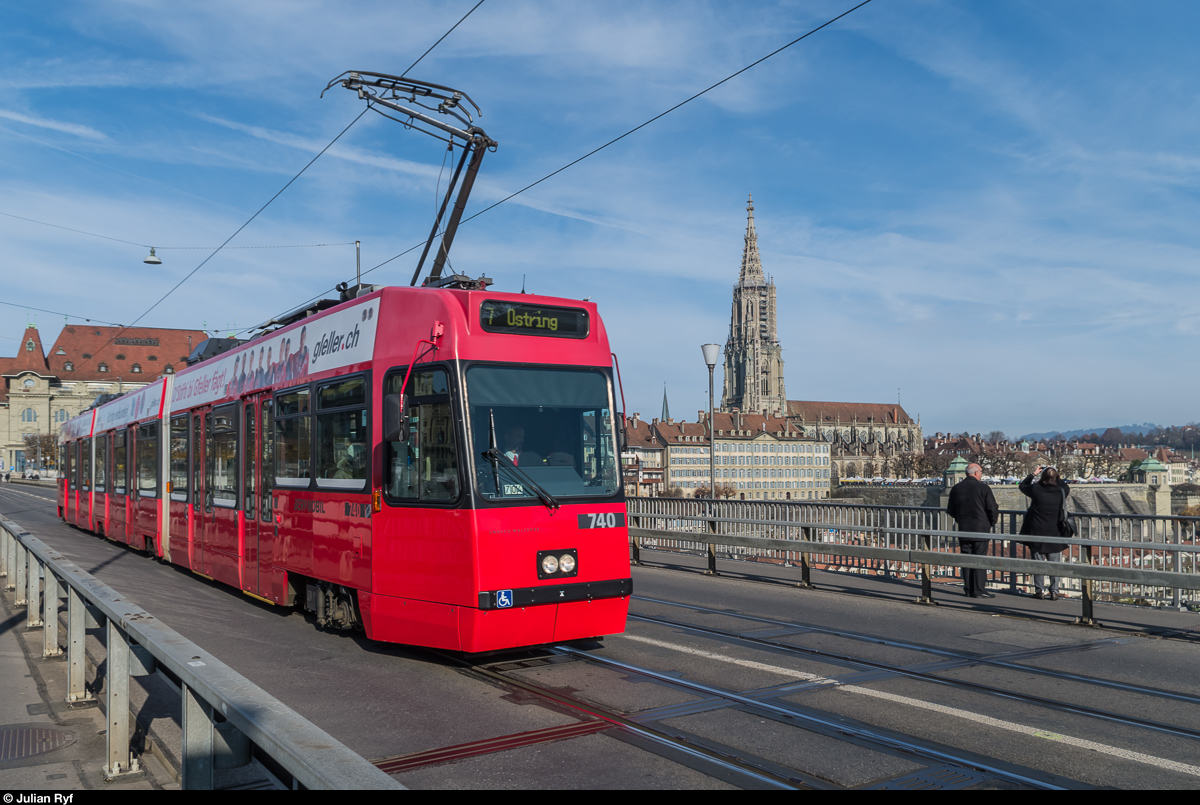 Vevey-Tram 740 überfährt am 27. November 2016 auf der Linie 7 Richtung Ostring die Kirchenfeldbrücke. Im Hintergrund das Berner Münster mit der  Plafe .