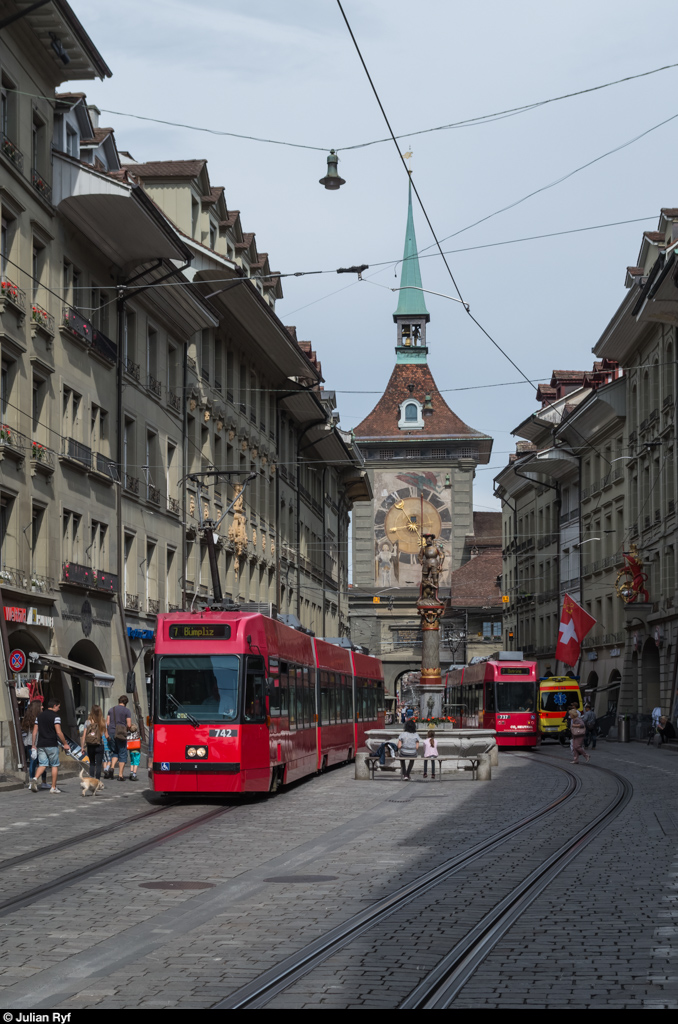 Vevey-Tram 742 nach Bümpliz und 737 in entgegengesetzter Richtung (Ostring) passieren am 7. Juni 2016 den Schützenbrunnen in der Marktgasse in Bern. Im Hintergrund der Zytglogge.