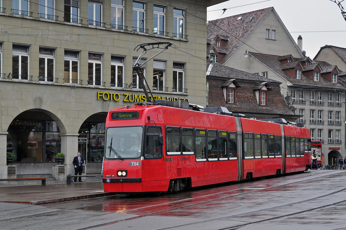 Vevey Tram Be 4/6 734, auf der Linie 7, bedient die Haltestelle am Casinoplatz. Die Aufnahme stammt vom 09.05.2016.