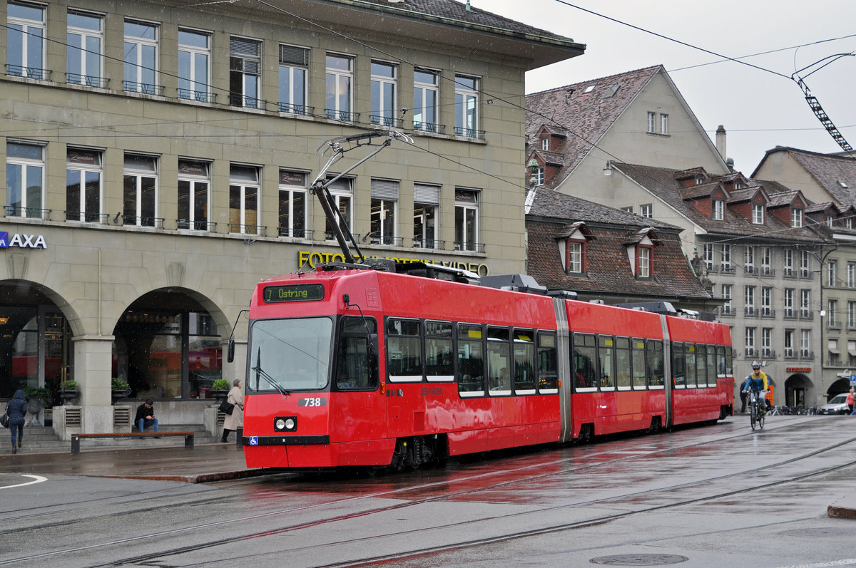 Vevey Tram Be 4/6 738, auf der Linie 7, bedient die Haltestelle am Casinoplatz. Die Aufnahme stammt vom 09.05.2016.