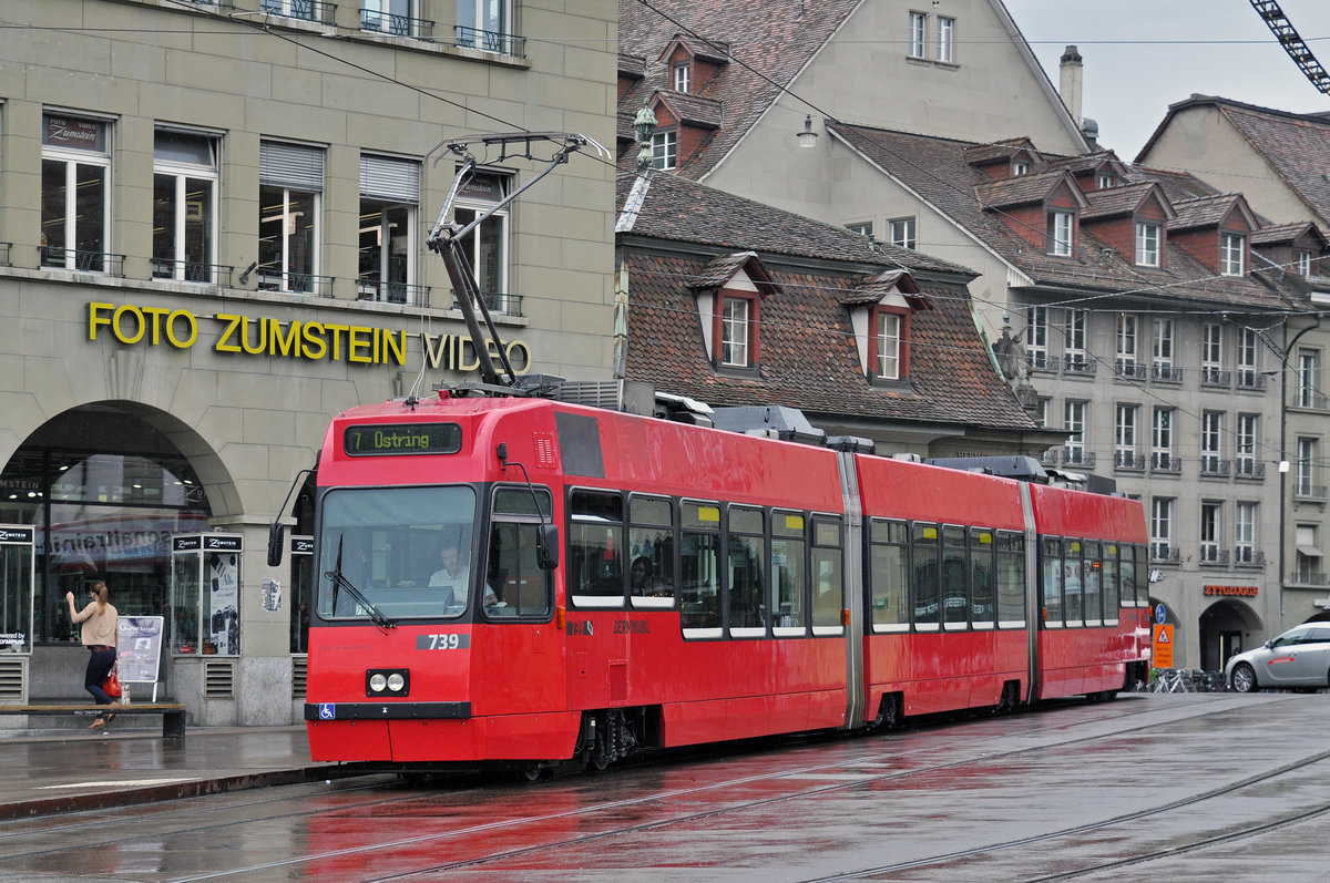 Vevey Tram Be 4/6 739, auf der Linie 7, bedient die Haltestelle am Casinoplatz. Die Aufnahme stammt vom 09.05.2016.