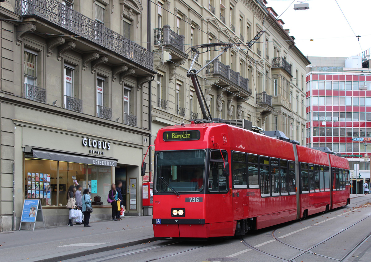 Vevey-Tram Be 4/8 736 in Bern, Hirschengraben am 01.10.2016. Die Ära dieser Fahrzeuge ist inzwischen zu Ende, zumindest in Bern, sie werden durch Stadler Tramlink ersetzt. 11 der total 12 Wagen finden in Lviv in der Ukraine eine neue Heimat, einer wird in den Bestand von BERNMOBIL historique aufgenommen.