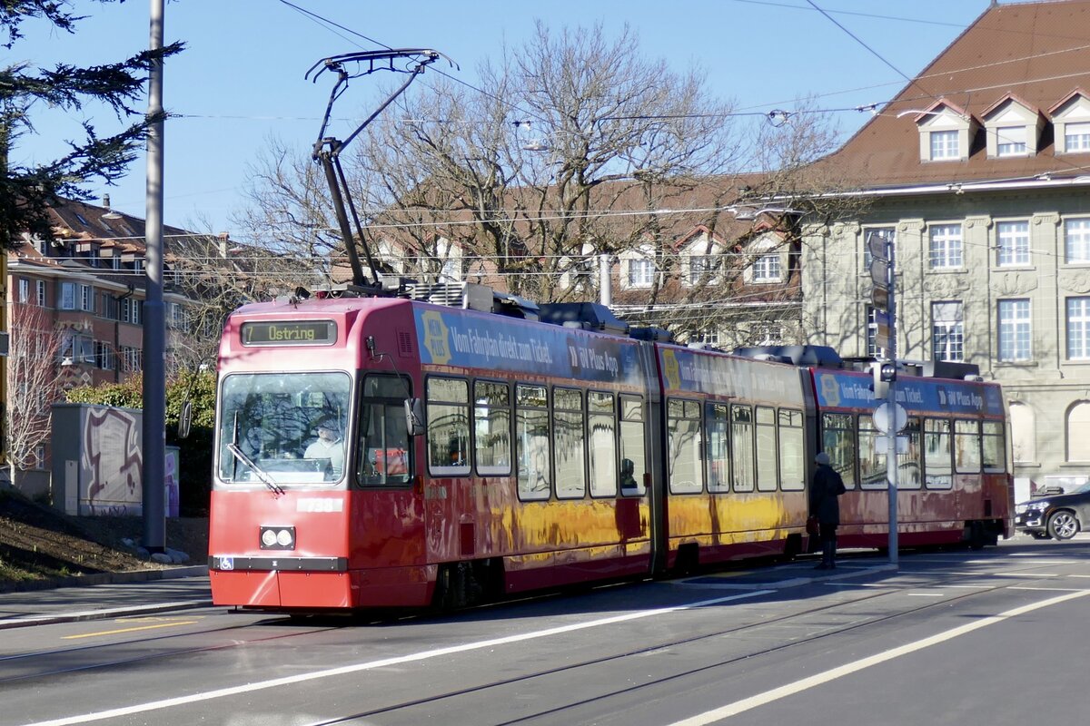 Vevey Tram Be 4/8 738 von BERNMOBIL am 26.2.22 in der Kornhausstrasse.