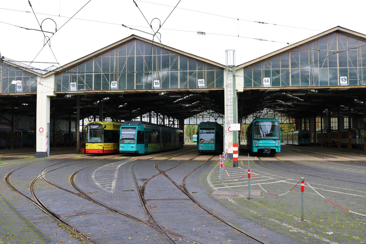 VGF Betriebshof Eckenheim am 28.10.20 von einen Gehweg aus fotografiert. Durch die Sperrung von Gutleut müssen die da Stationierten Bahnen (93 Stück) bis März in Eckenheim abgestellt werden. 