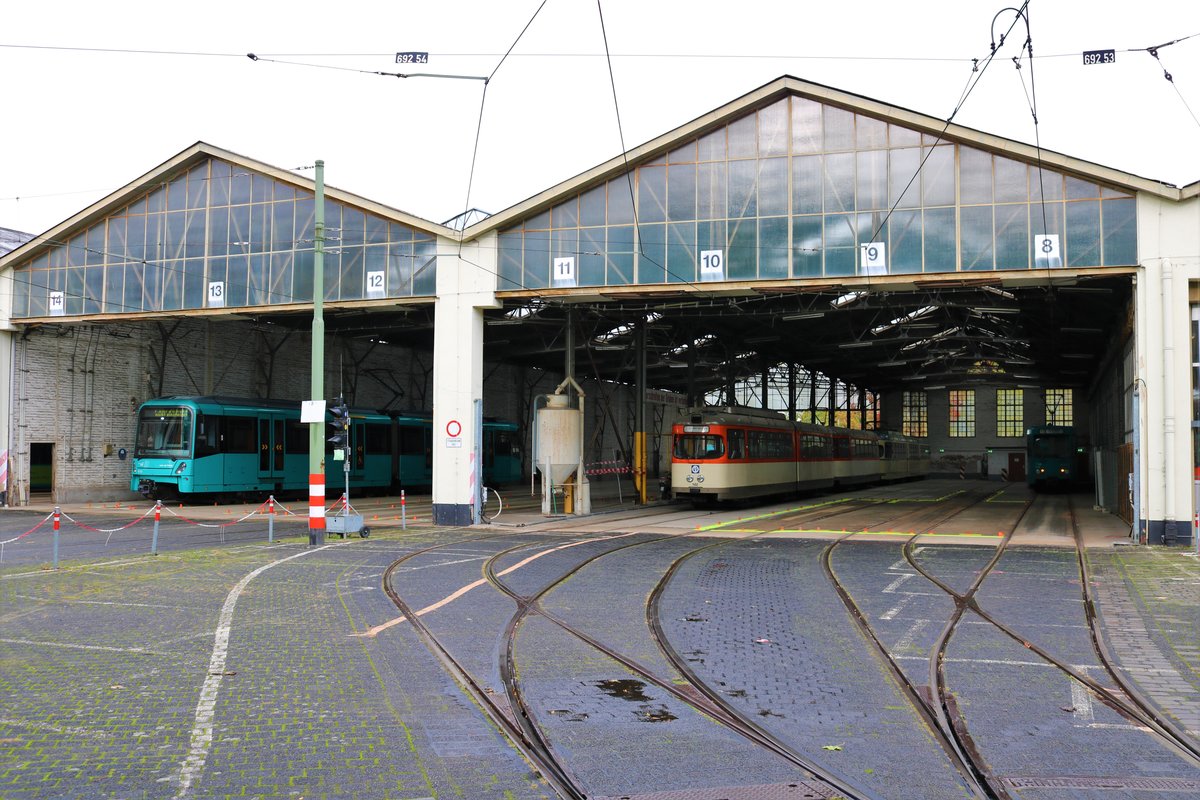 VGF Betriebshof Eckenheim am 28.10.20 von einen Gehweg aus fotografiert. Durch die Sperrung von Gutleut müssen die da Stationierten Bahnen (93 Stück) bis März in Eckenheim abgestellt werden.