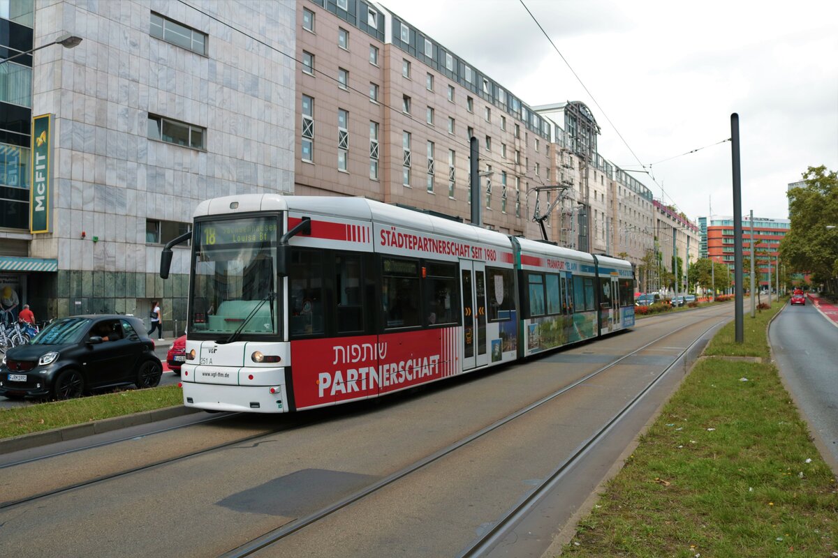 VGF Bombardier Flexcity Classic S-Wagen 251 am 11.09.21 in Frankfurt am Main