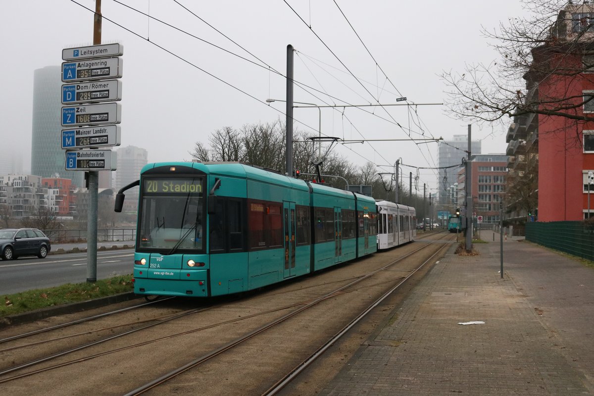 VGF Bombardier Flexity Classic Doppeltaktion mit Wagen 252 und 2xx am 25.01.20 in Frankfurt am Main