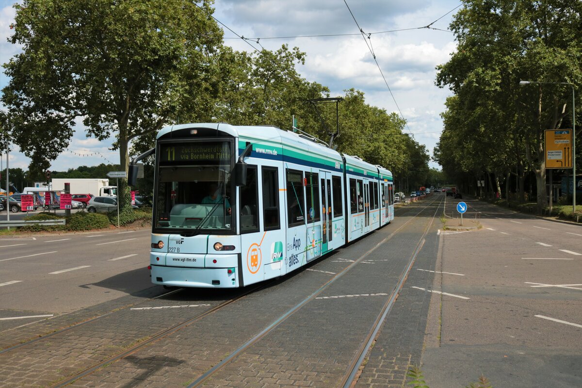 VGF Bombardier Flexity Classic S Wagen 227 am 16.08.21 als Linie 11 mit Umleitung über Bornheim Mitte