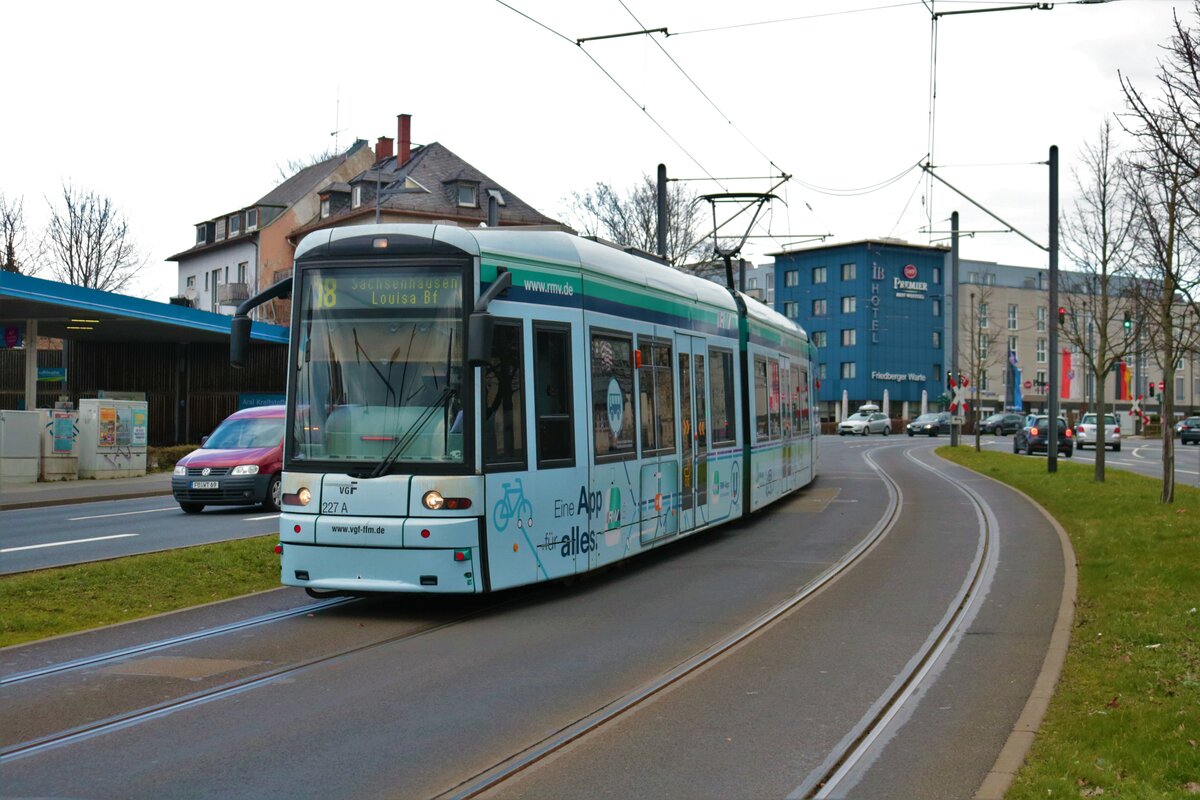 VGF Bombardier Flexity Classic S Wagen 227 am 11.03.23 auf der Linie 18 in Frankfurt am Main