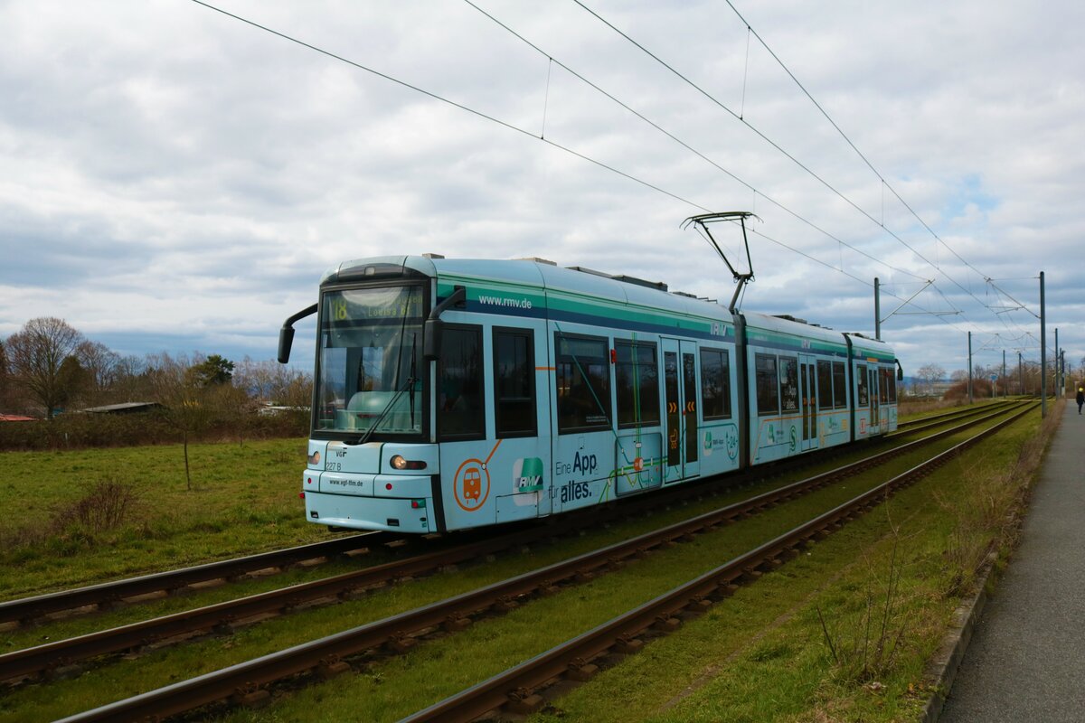VGF Bombardier Flexity Classic S Wagen 227 am 11.03.23 auf der Linie 18 in Frankfurt am Main