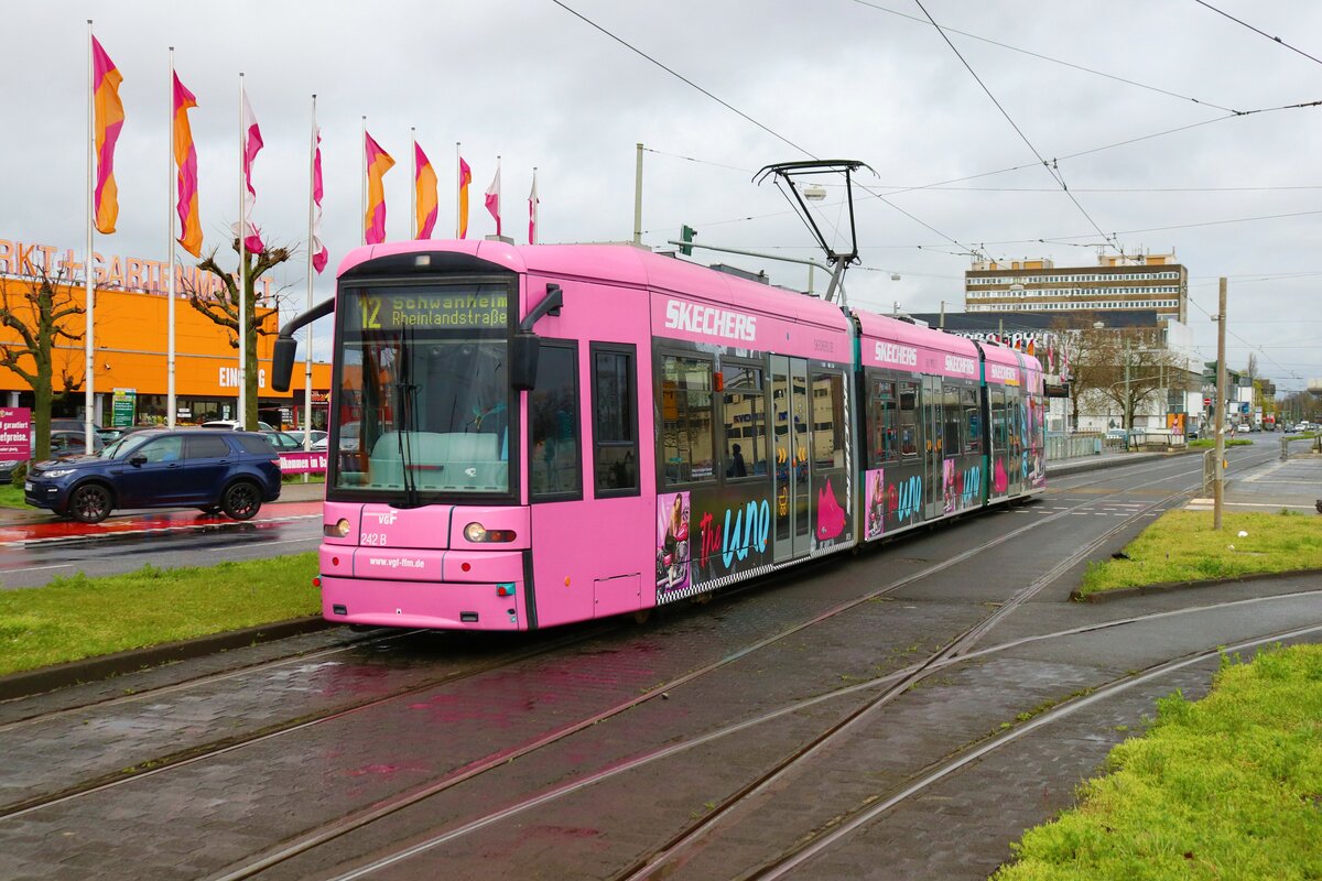 VGF Bombardier Flexity Classic S Wagen 242 am 01.04.23 auf der Linie 11 in Frankfurt am Main