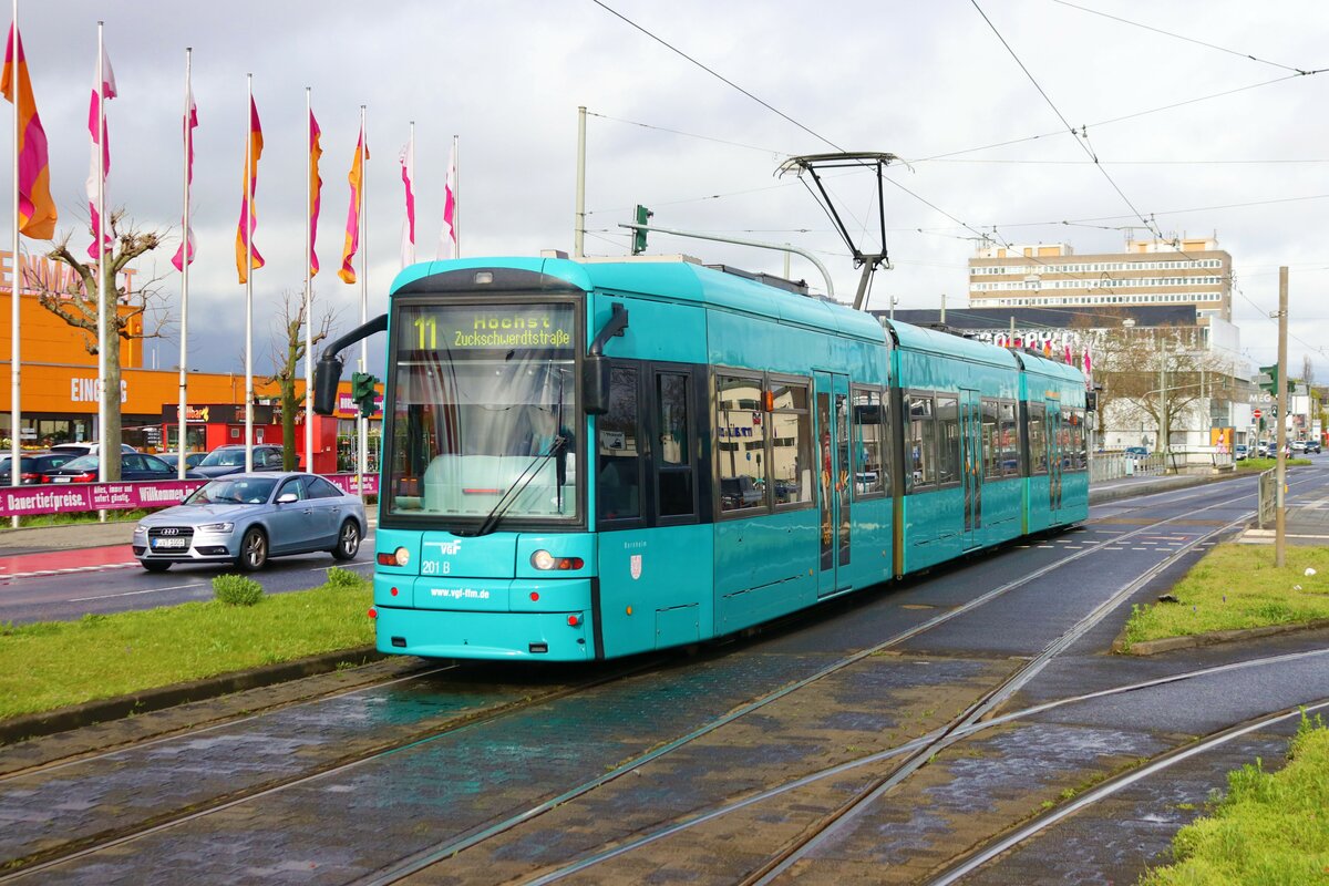 VGF Bombardier Flexity Classic S Wagen 201 am 01.04.23 auf der Linie 11 in Frankfurt am Main