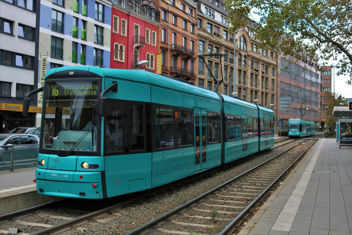 VGF Bombardier Flexity Classic S-Wagen 233 am 05.10.19 in Frankfurt am Main 