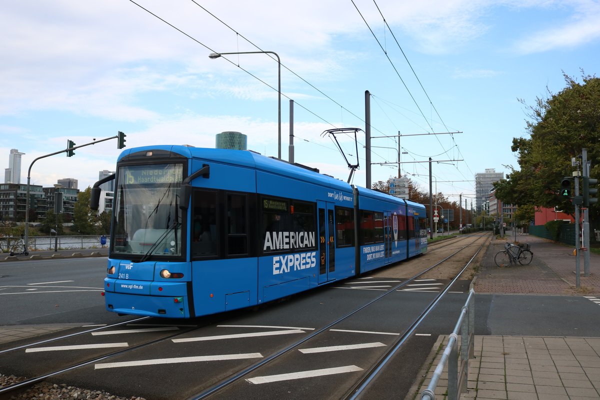 VGF Bombardier Flexity Classic S-Wagen 241 am 12.10.19 in Frankfurt am Main 