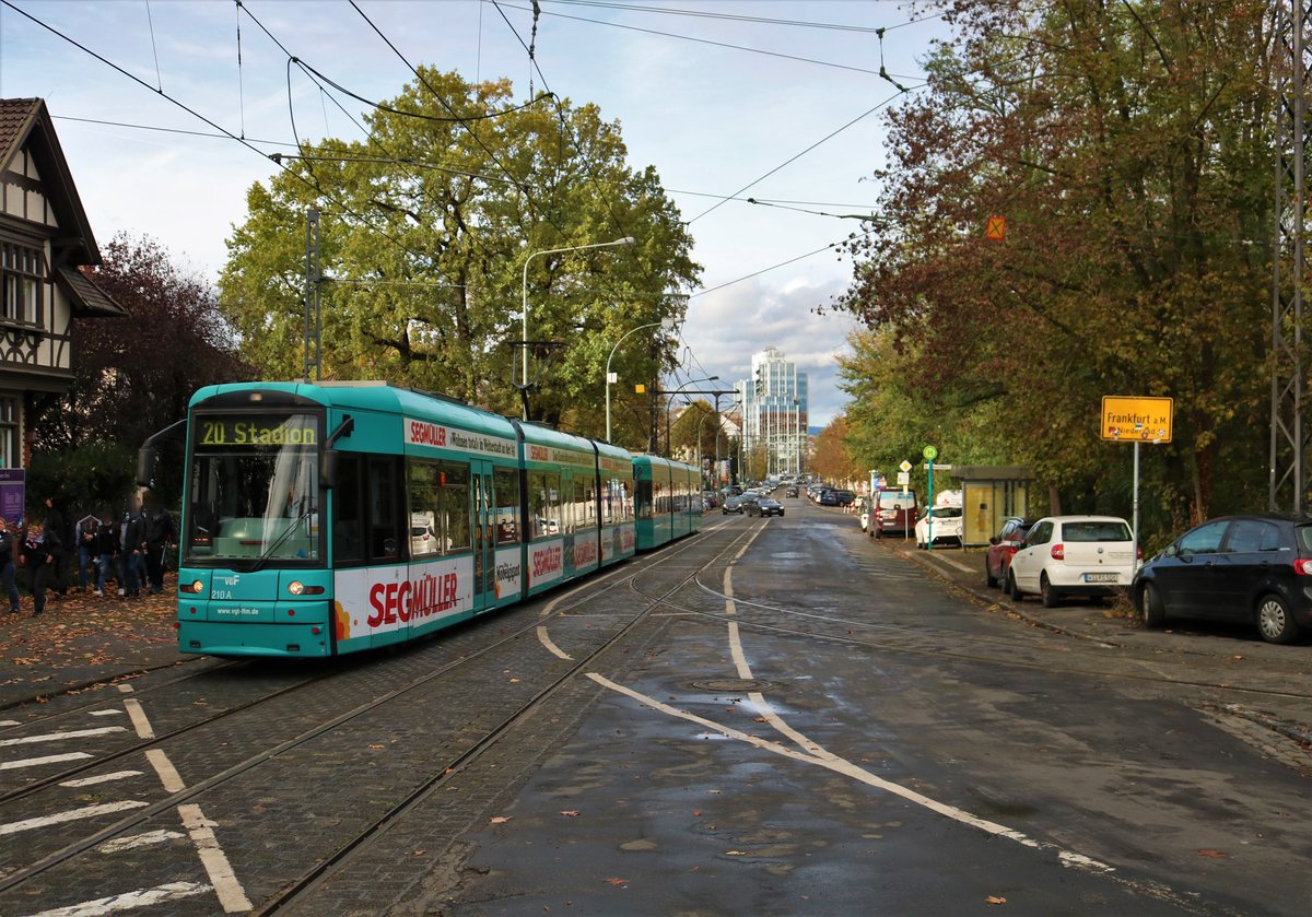 VGF Bombardier Flexity Classic S-Wagen 210+2xx als Stadionverkehr Linie 20 am 02.11.19 in Frankfurt Oberforsthaus 