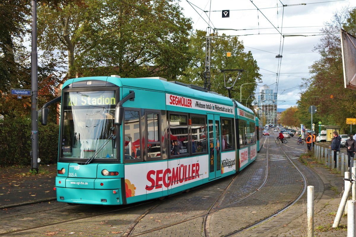 VGF Bombardier Flexity Classic S-Wagen 205+2xx als Stadionverkehr Linie 20 am 02.11.19 in Frankfurt Oberforsthaus 