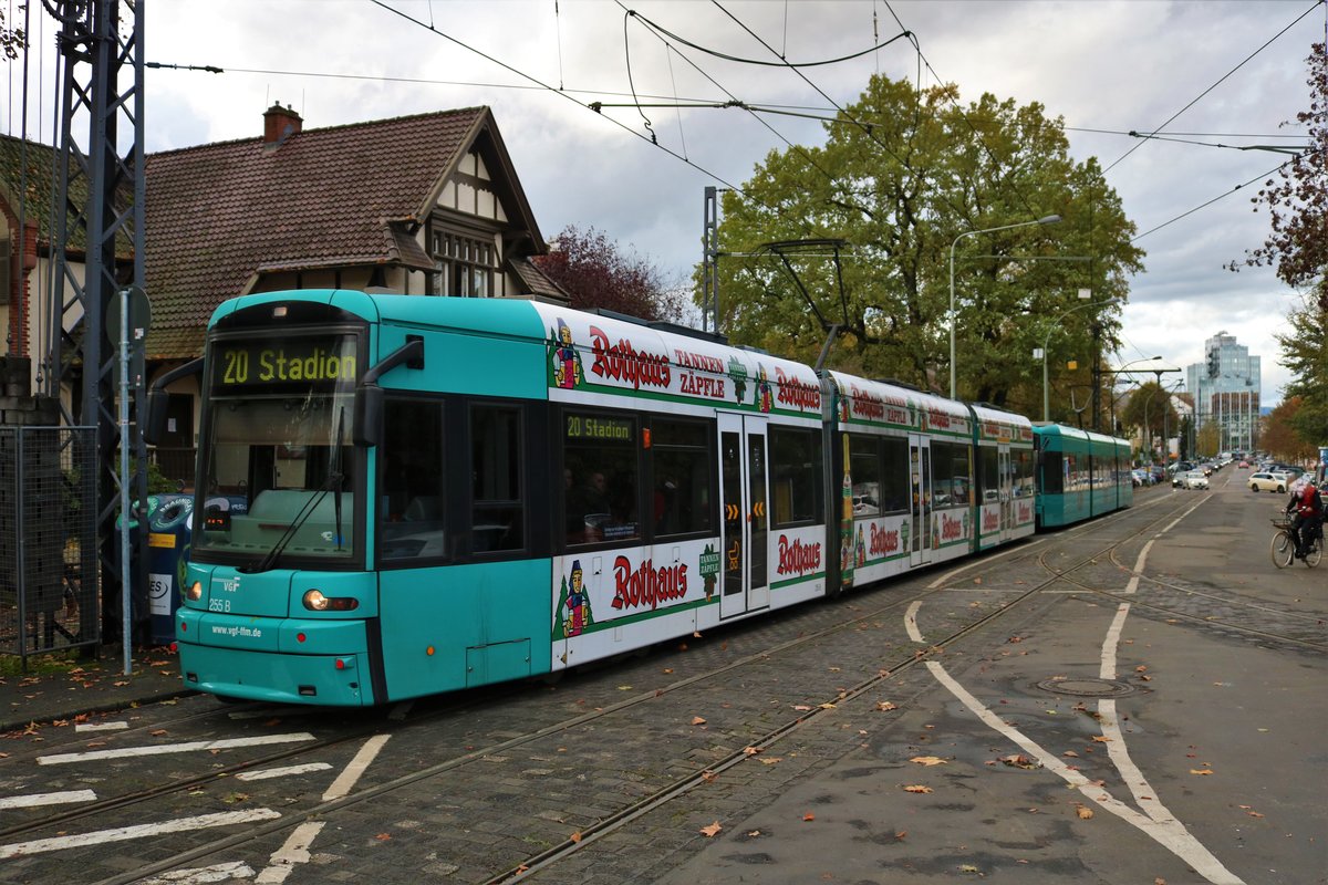 VGF Bombardier Flexity Classic S-Wagen 255+2xx als Stadionverkehr Linie 20 am 02.11.19 in Frankfurt Oberforsthaus 