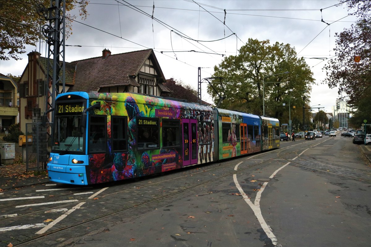 VGF Bombardier Flexity Classic S-Wagen 220 am 02.11.19 in Frankfurt Oberforsthaus 