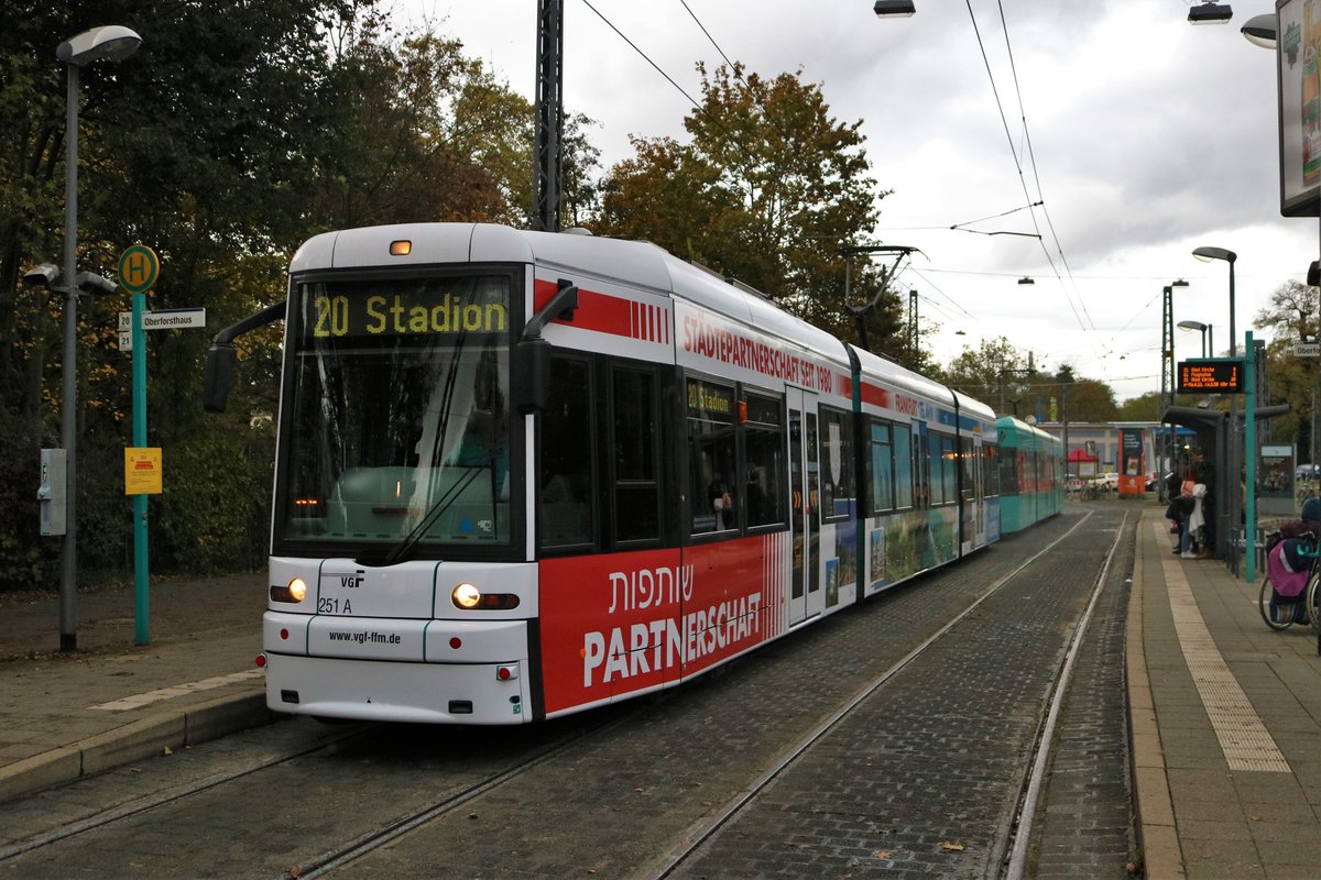 VGF Bombardier Flexity Classic S-Wagen 251+2xx als Stadionverkehr Linie 20 am 02.11.19 in Frankfurt Oberforsthaus 