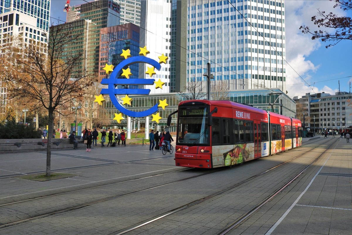 VGF Bombardier Flexity Classic S-Wagen 230 am 30.11.19 am Willy Brandt Platz in Frankfurt am Main 