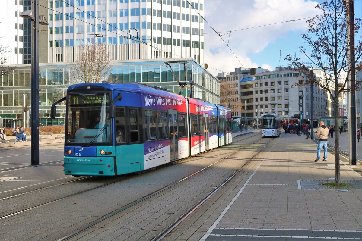 VGF Bombardier Flexity Classic S-Wagen 237 am 30.11.19 am Willy Brandt Platz in Frankfurt am Main 
