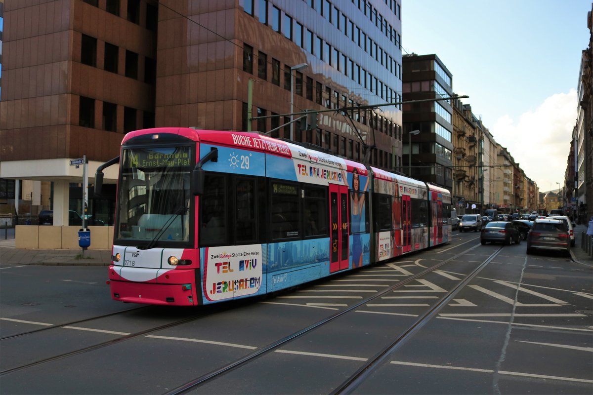 VGF Bombardier Flexity Classic S-Wagen 271 am 30.11.19 am Willy Brandt Platz in Frankfurt am Main mit neuer Tel Aviv Vollwerbung